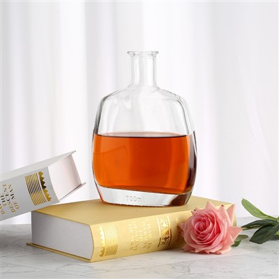 سیاہ ٹوپی کے ساتھ مستطیل شیشے کی بوتل 700ml